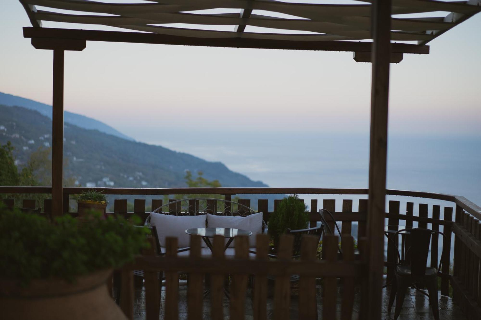 Adama Hotel Mouresi Exterior photo