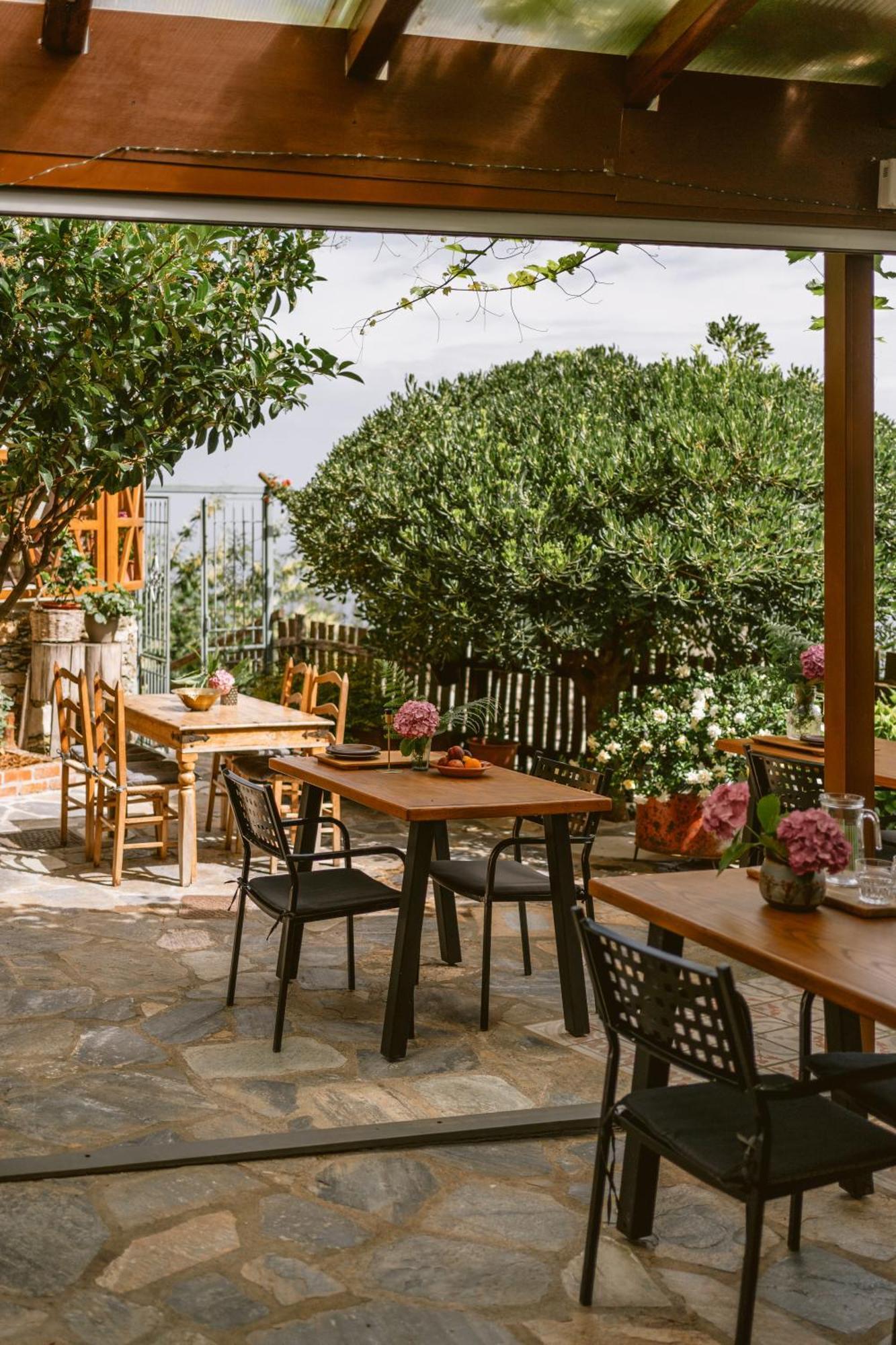 Adama Hotel Mouresi Exterior photo
