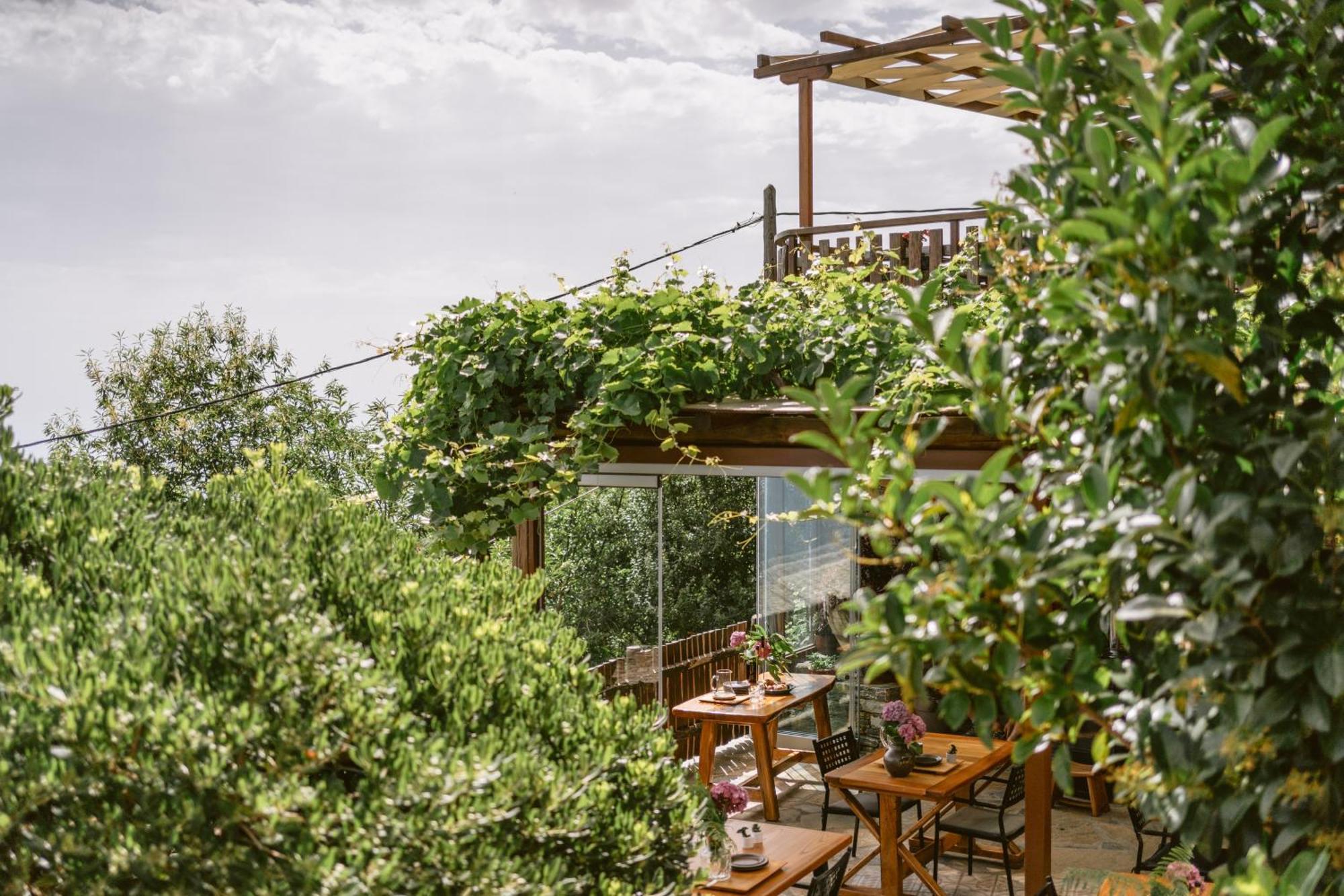 Adama Hotel Mouresi Exterior photo