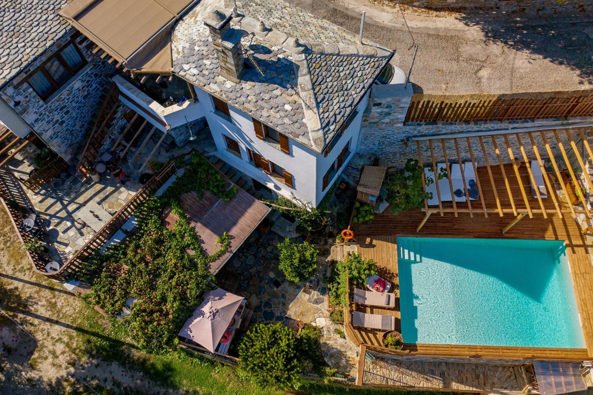 Adama Hotel Mouresi Exterior photo
