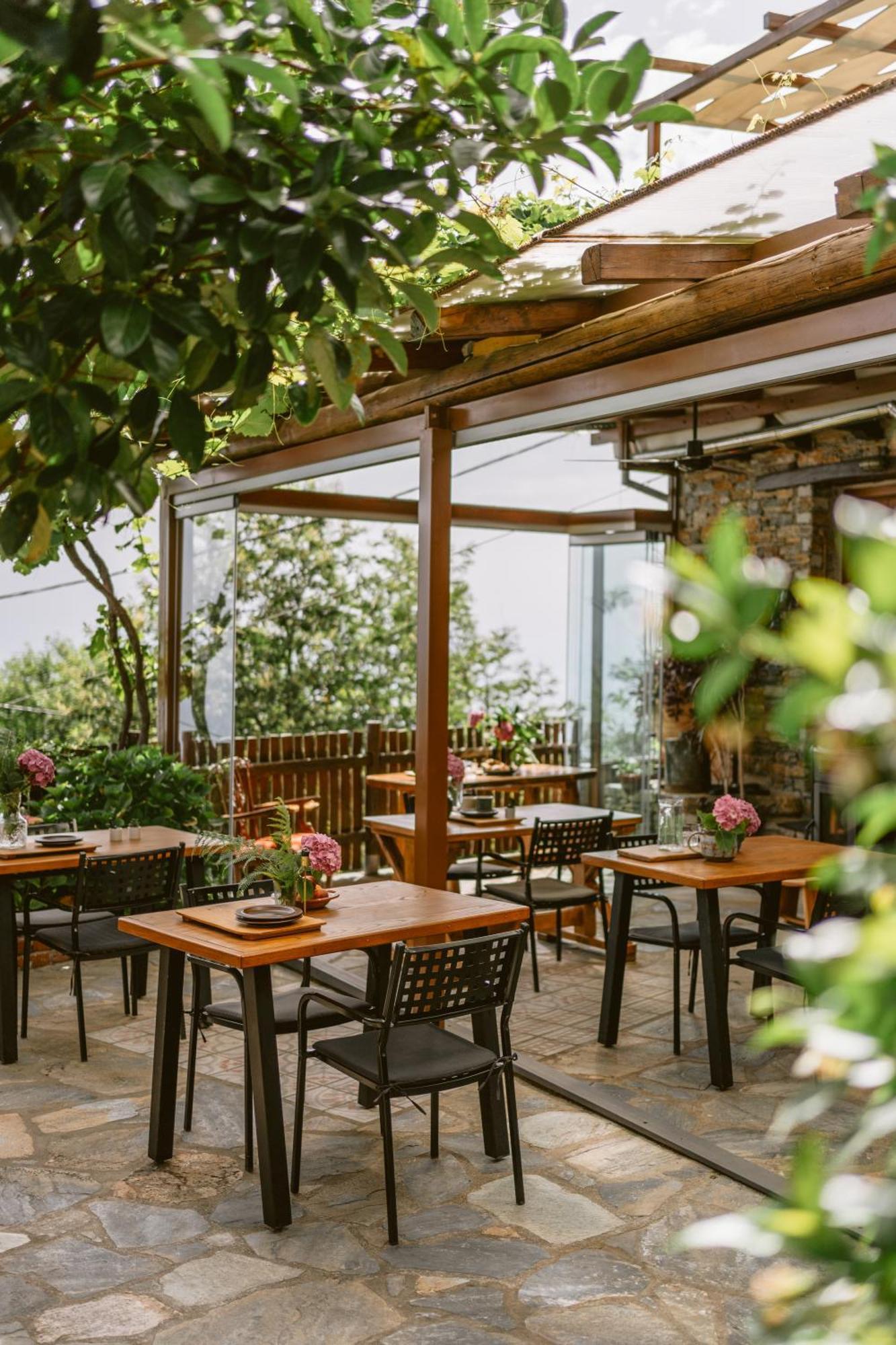 Adama Hotel Mouresi Exterior photo